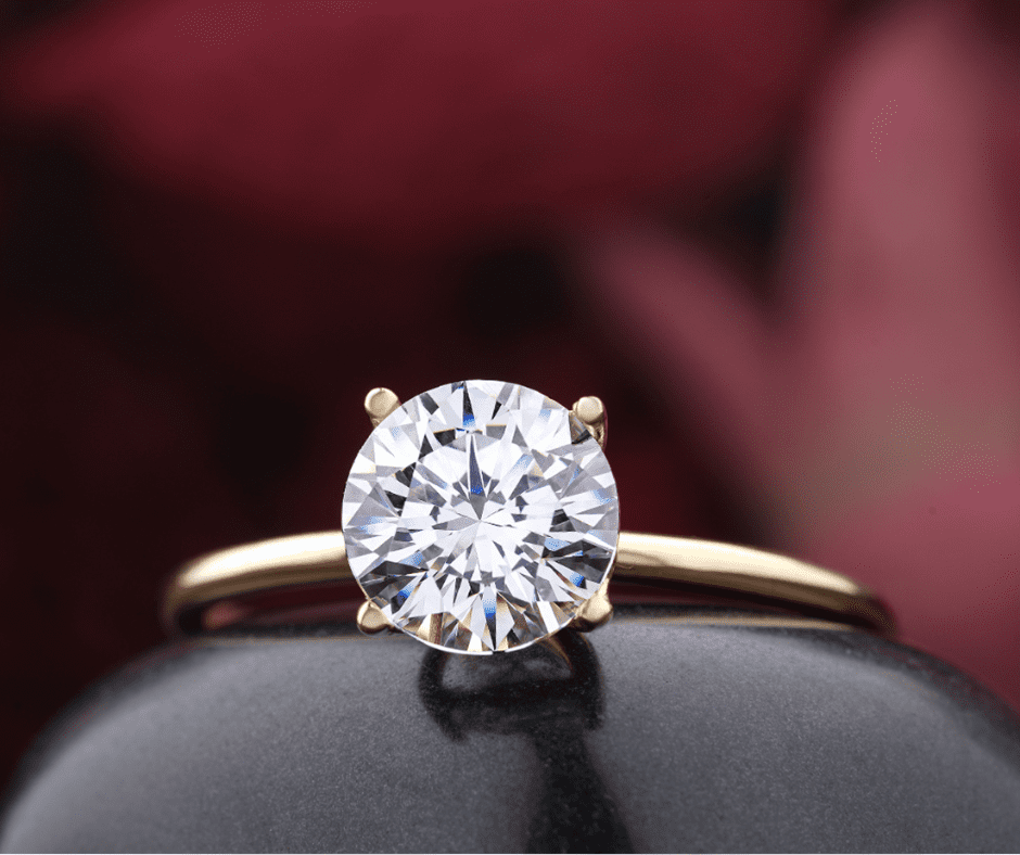 Sužadėtuvių žiedas su spindinčiu deimantu įvairių formų.