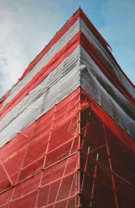 Profesionaliai sumontuotas apsauginis tinklas statybų aikštelėje aukštyje