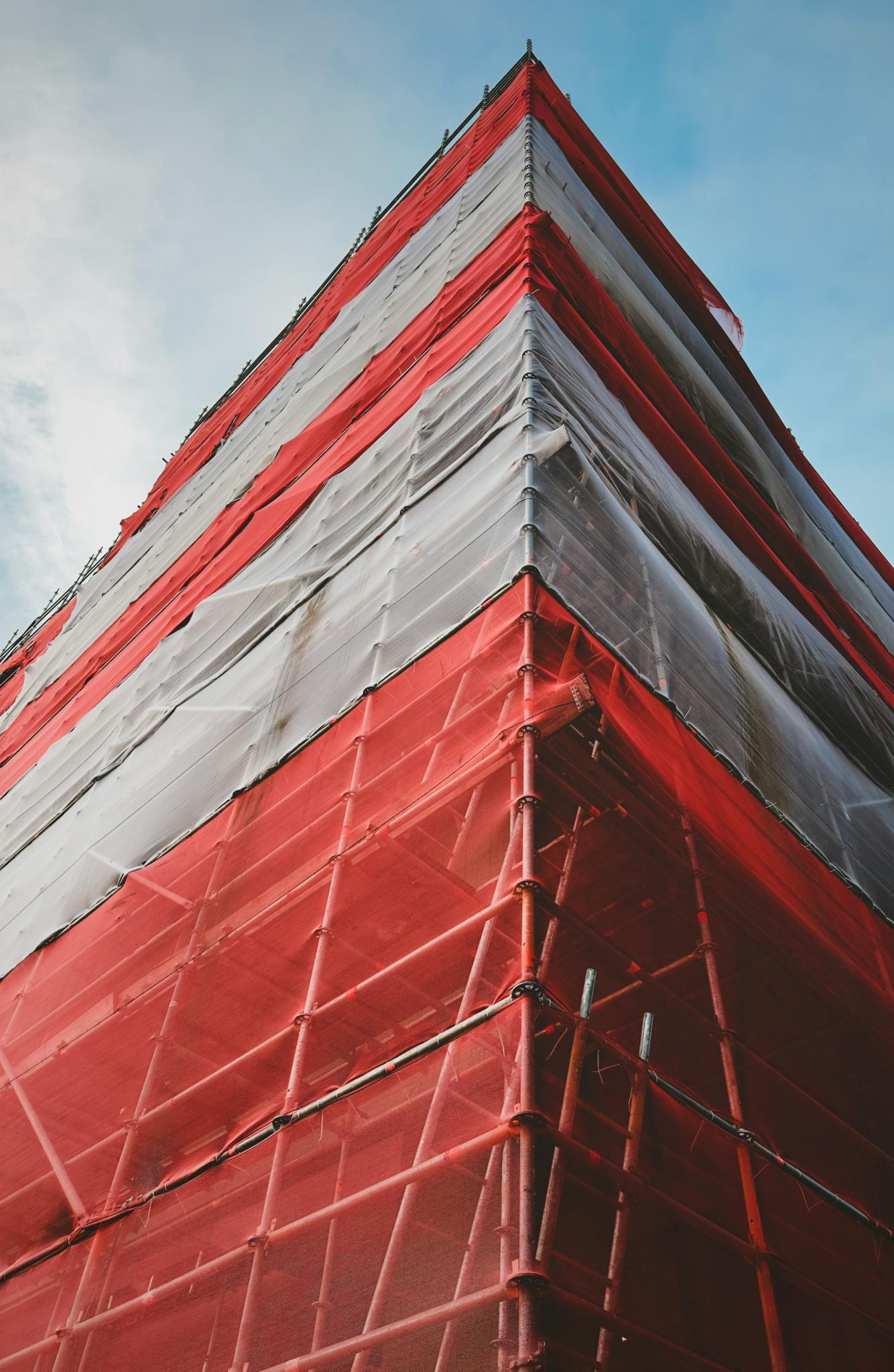 Profesionaliai sumontuotas apsauginis tinklas statybų aikštelėje aukštyje